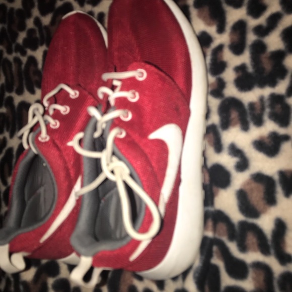 Red Nike roshes - Picture 2 of 4